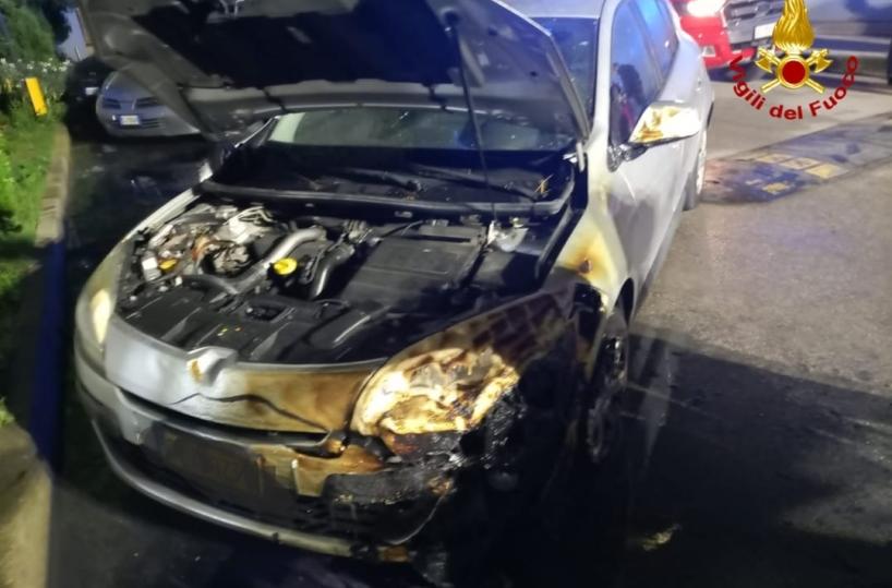 Brindisi, auto a fuoco in un piazzale condominiale: intervengono i Vigili del Fuoco