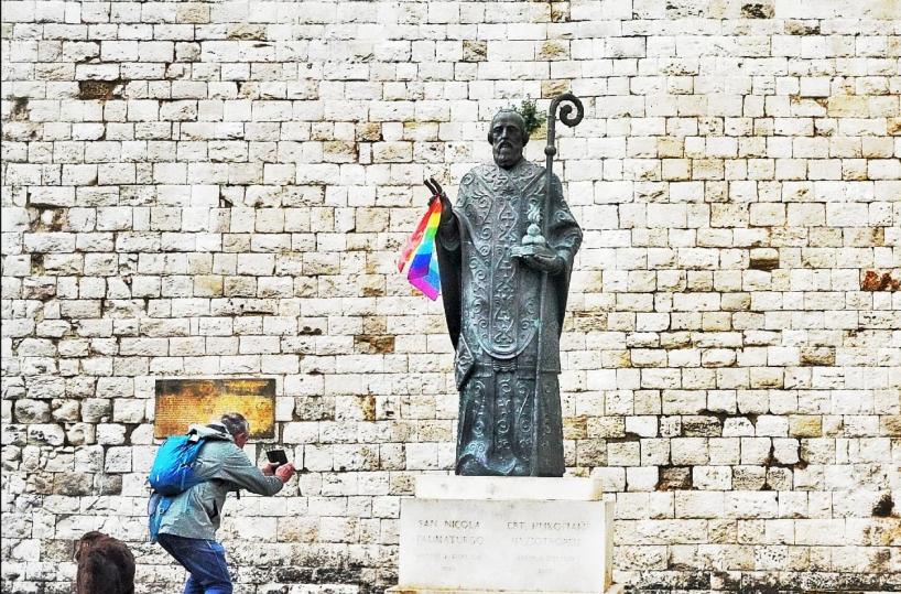 Bari, fotografa lega bandiera della pace su statua San Nicola donata da Putin
