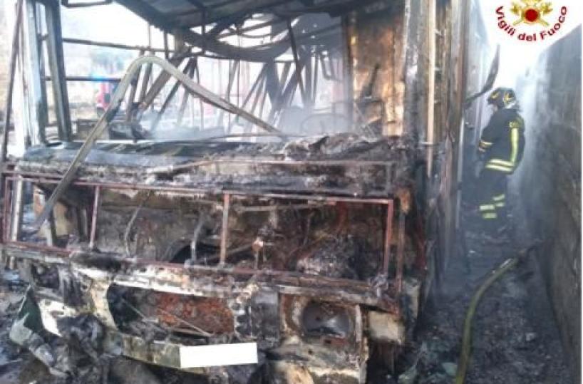 Un incendio distrugge un'auto e un furgone adibito a paninoteca mobile nel Salento