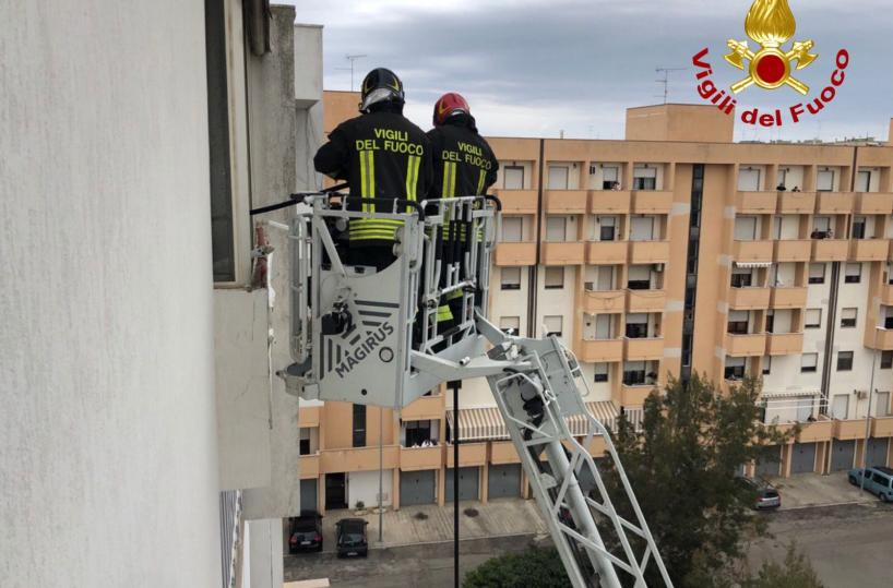 Lecce, scoppia l'incendio in casa: 92enne salvata dal vicino