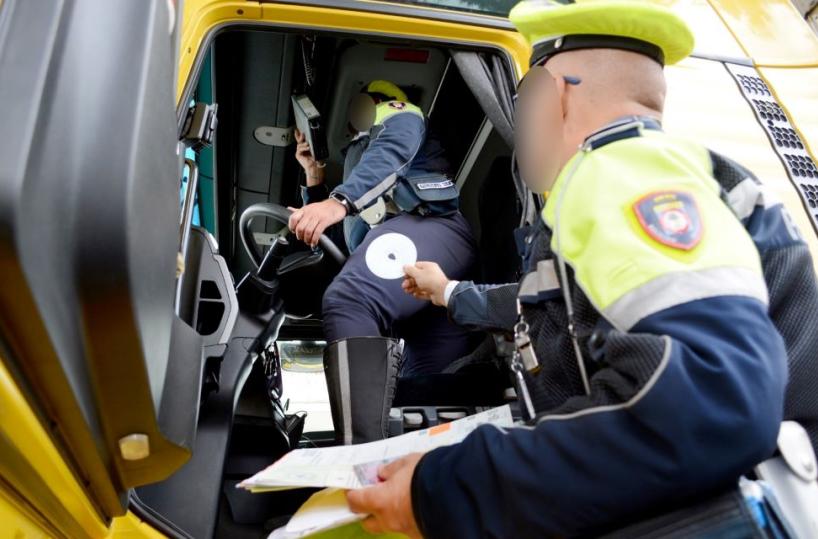 Manomissione telecomandata di velocità e tempi di guida, la Polizia Locale di Bari sequestra autoarticolato