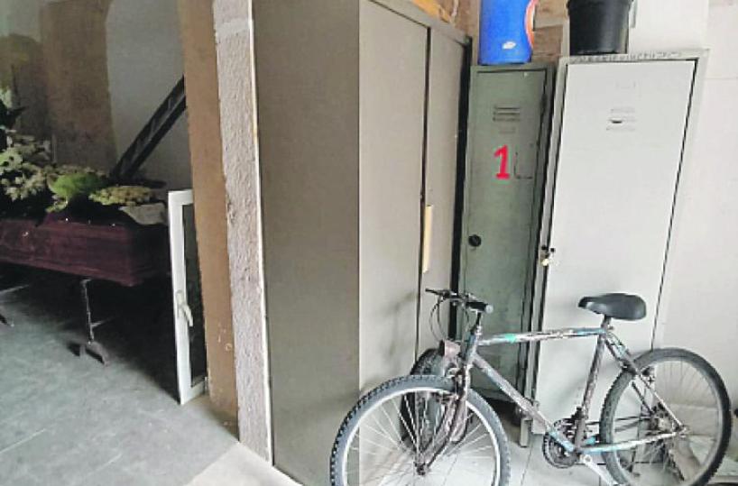 «La bara con mia madre lasciata in un deposito», dolore e inciviltà a Barletta