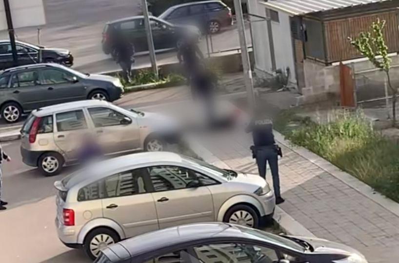 Foggia, poliziotto sferra calcio a 23enne immobilizzato e video diventa virale su TikTok: trasferito