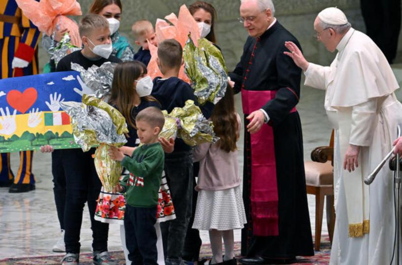 Il bimbo con la felpa verde e la gioia per il dono dell’uovo di cioccolato