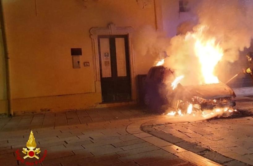 Auto in fiamme, paura nella notte nel brindisino