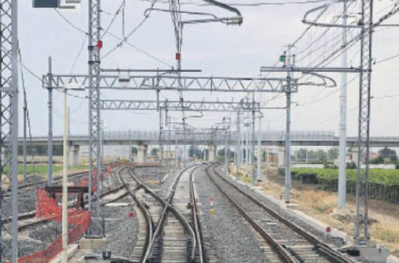 Treni, mattinata di passione sulla Foggia-Bari: ritardi fino a 90 minuti. Caos e disagi per i pendolari: «Un disastro»