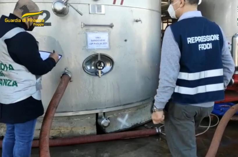 Falso vino Igp, sequestrati 3 milioni di litri e denunciate 14 persone nel Foggiano 