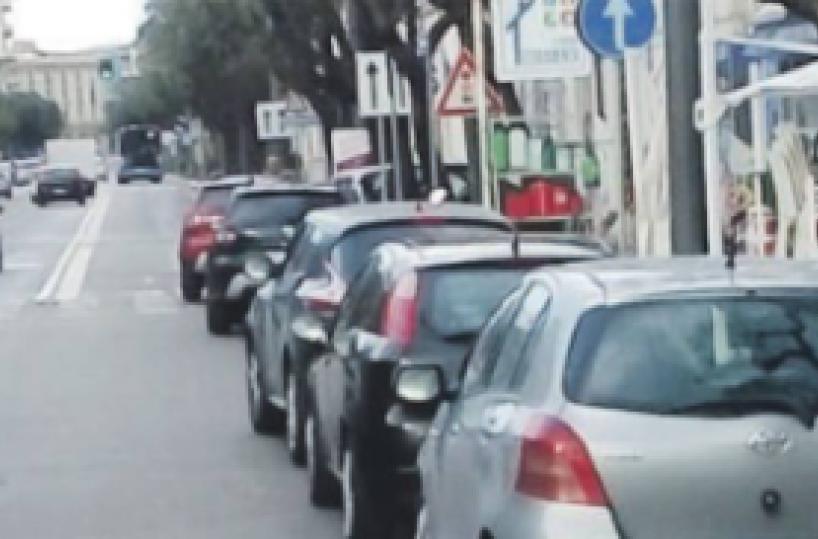 Lecce, auto in sosta nelle corsie: sos degli autisti dei bus