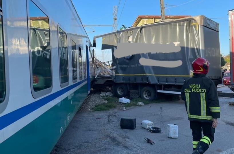 Incidente ferroviario a Latiano, treno travolge un tir: un ferito