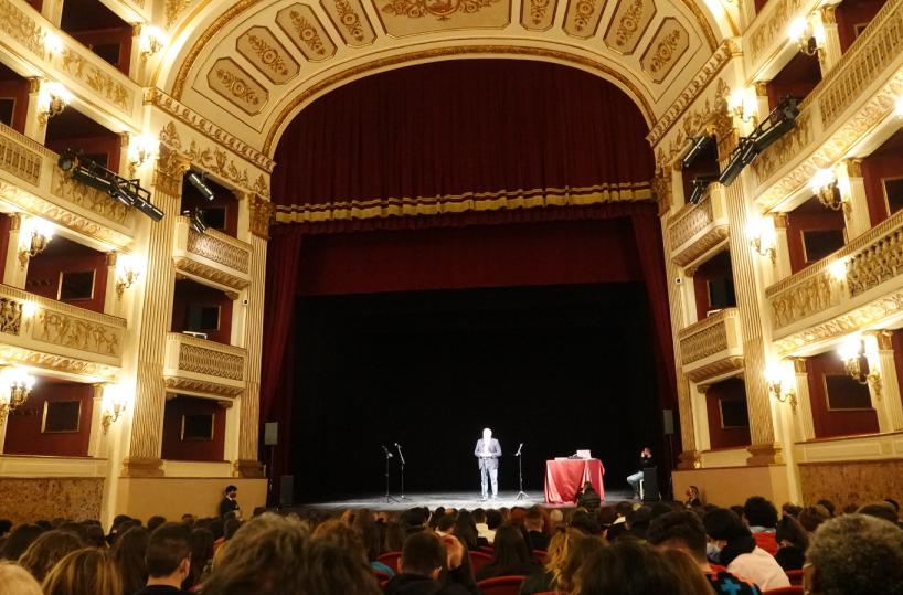Strage di Capaci, il ricordo di Emiliano trasmesso agli studenti nel teatro Piccinni di Bari