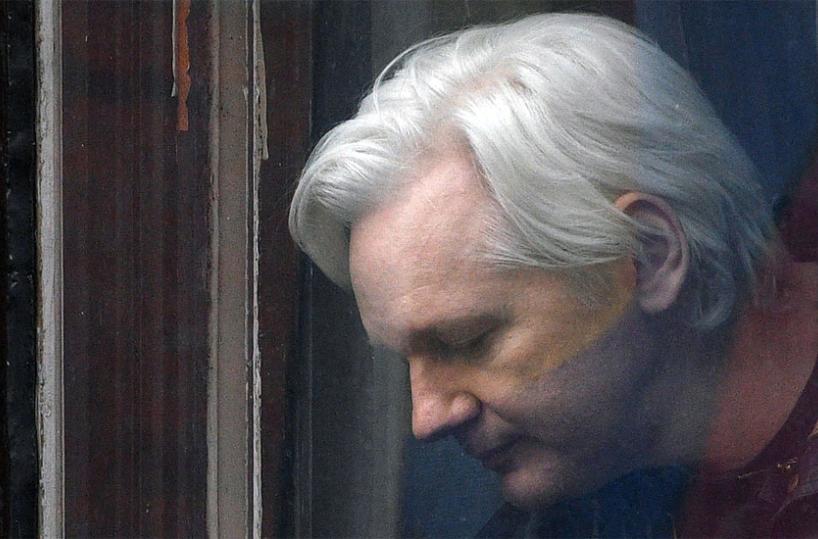 Julian Assange, la moglie: preoccupati per lui ma è un combattente