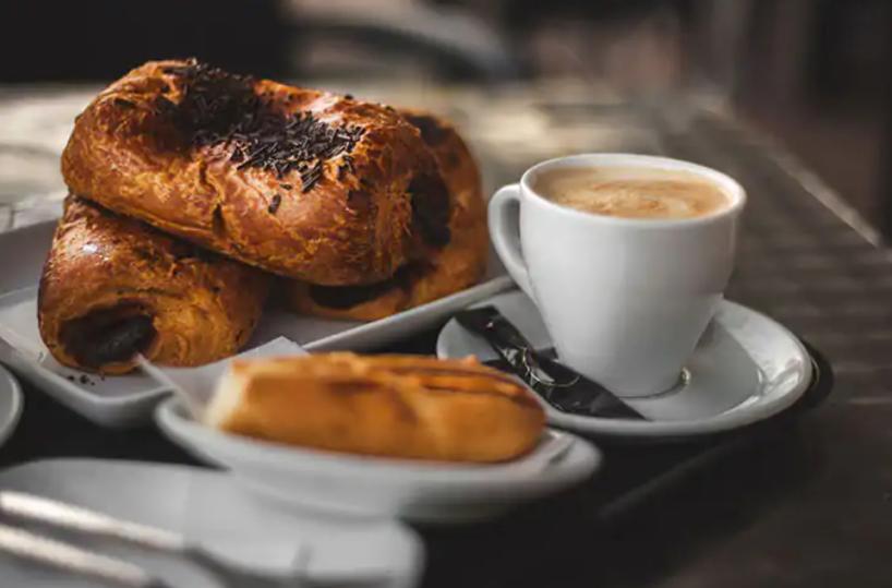 Puglia, la colazione al bar costa troppo: +10% per un caffè, la clientela scende e i locali rischiano di chiudere