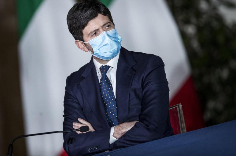 Covid, Speranza: «Mascherine? Sono ancora essenziali»