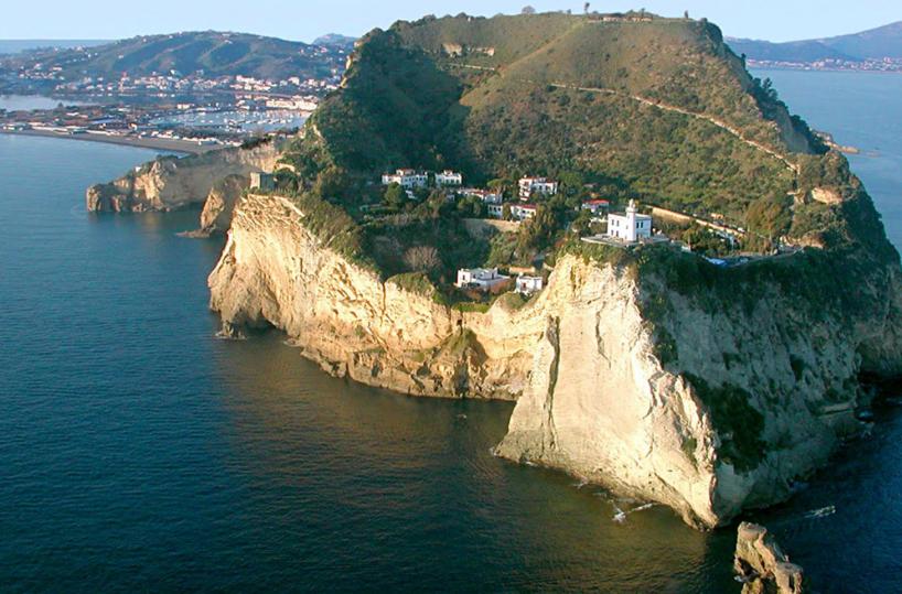 Capo Miseno, la roccia che dialoga con il vento