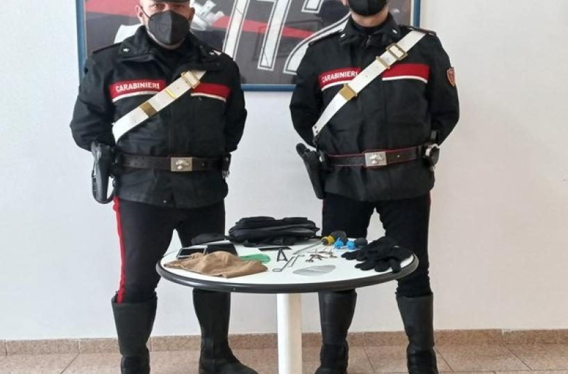 Bari, topi d'appartamento in azione: arrestati in 3 dai carabinieri