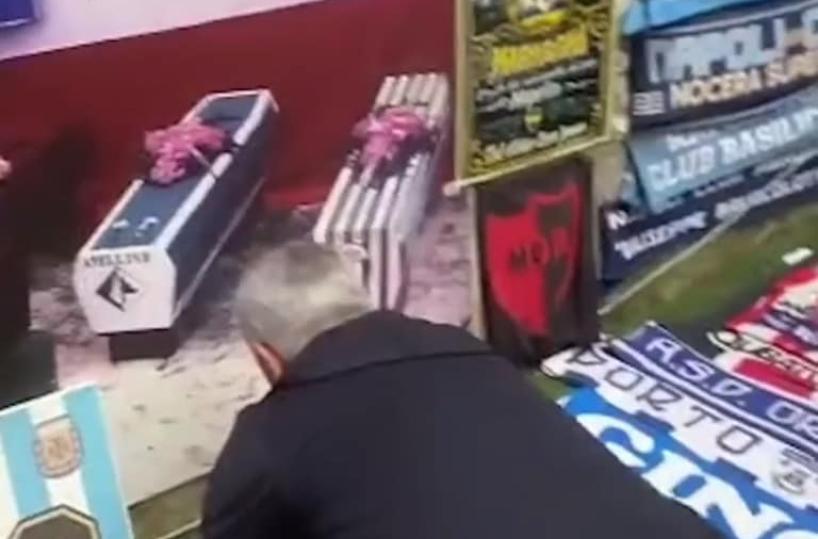 Mourinho omaggia Maradona a Napoli, ma posa i fiori vicino la sciarpa del Ginosa
