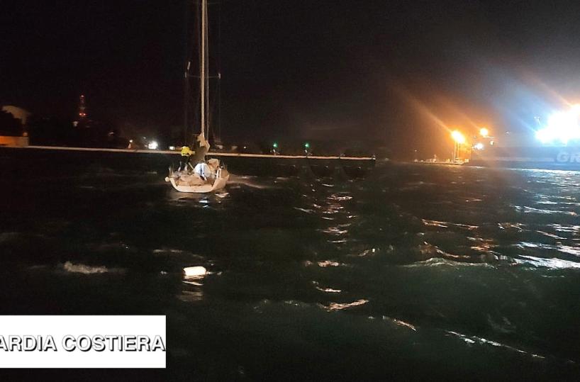 Brindisi, barca a vela con avaria al timone: salvati 3 passeggeri 