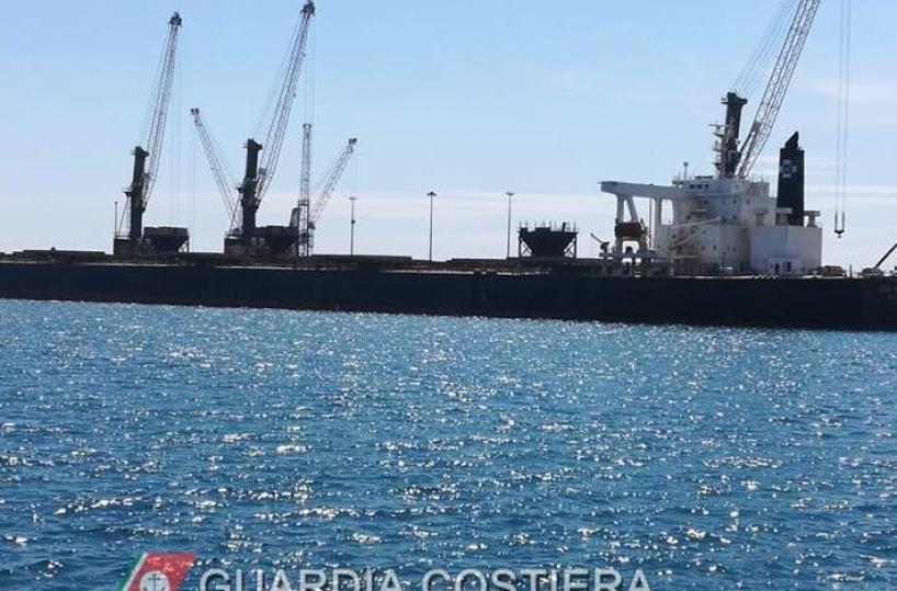 Scarsa sicurezza a bordo, fermata nave mercantile a Taranto