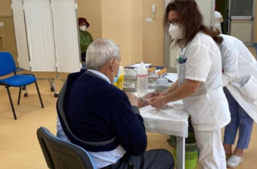 Taranto, c’è la quarta dose per gli «over 80» ma all’hub si presentano in pochi