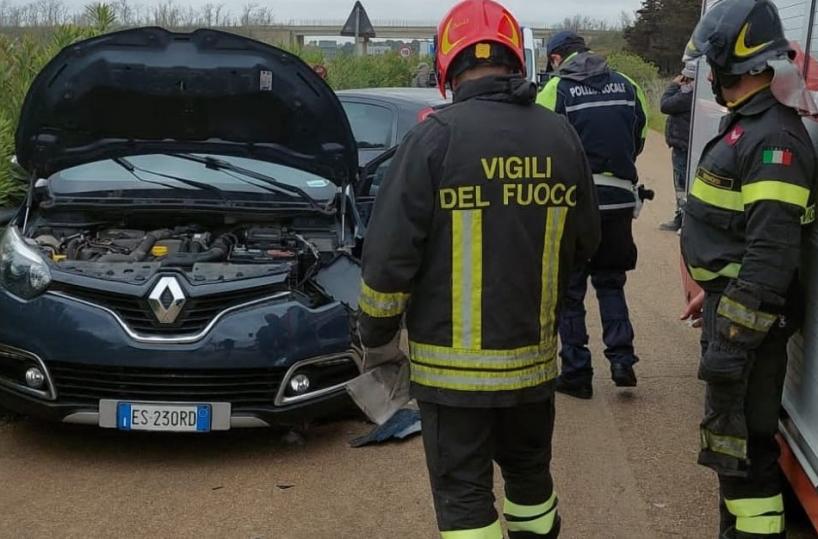 Incidente con due feriti nel Brindisino, l'intervento dei Vigili del Fuoco