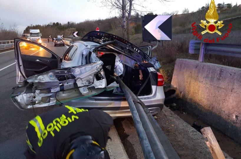Auto finisce contro il guardrail sulla Potenza-Melfi: morta ragazza di 25 anni