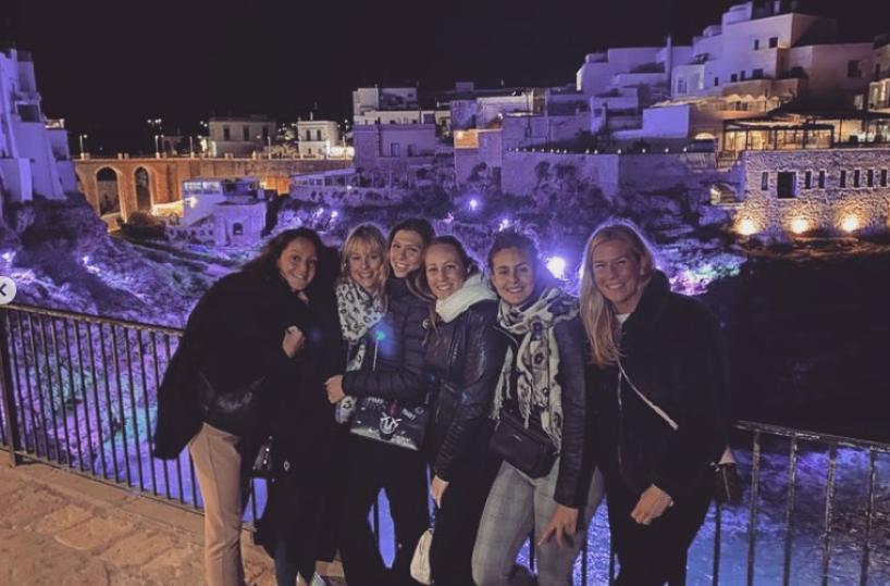 Federica Pellegrini dice «addio» al nubilato in Puglia: insieme alle damigelle a Polignano