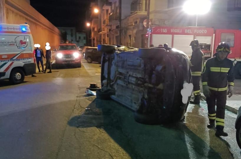 Brindisi, scontro tra 2 auto in città: una si ribalta, 3 donne ferite