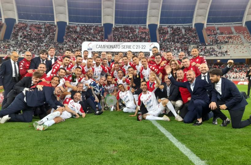 Bari, cala il sipario sulla meravigliosa stagione dei record. Dalla premiazione al San Nicola alla sfilata con il bus scoperto in centro