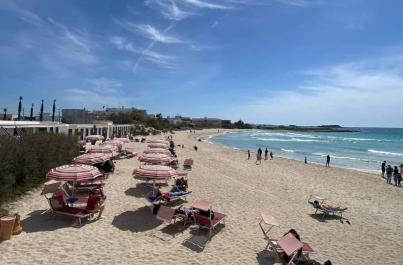 Salento, tutti al mare per il 25 aprile: spiagge piene e lidi già affollati