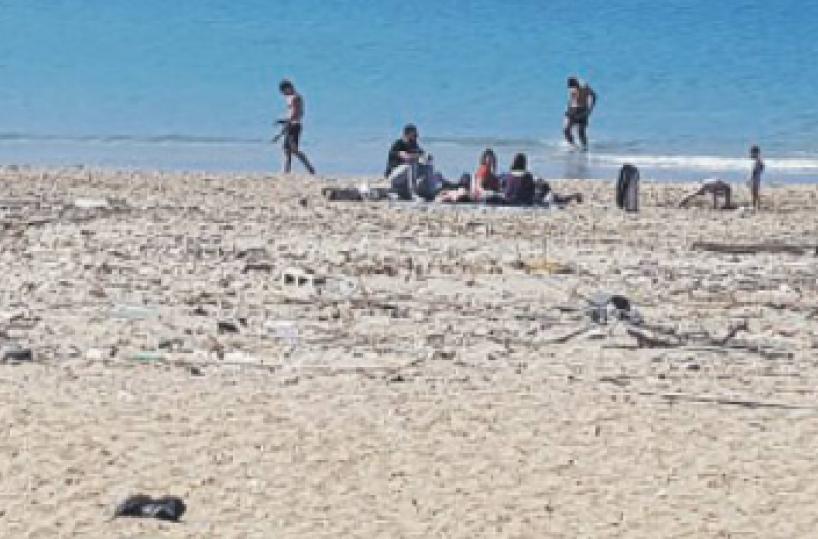 Mare bello e spiagge sporche, il biglietto da visita lasciato alle turiste spagnole