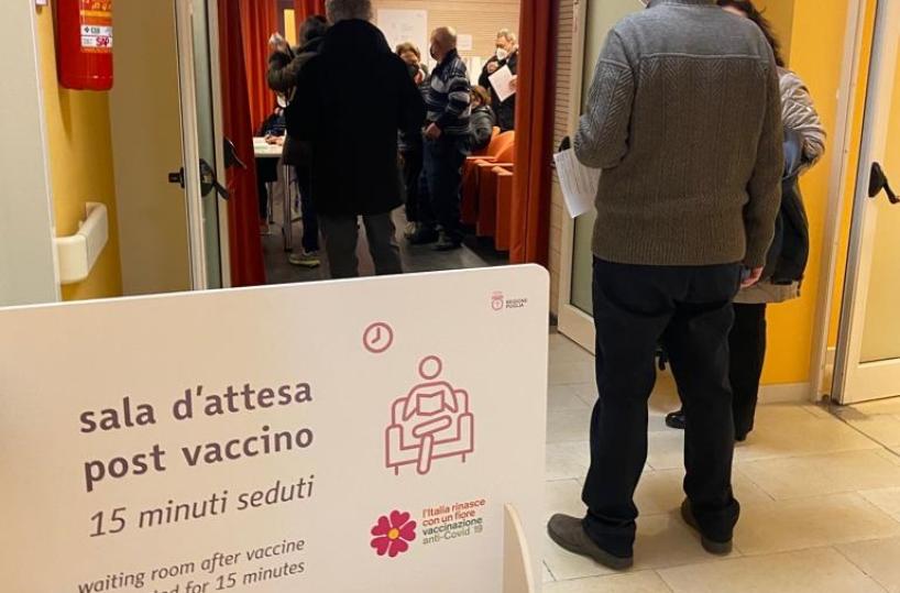 Vaccini Covid, Puglia blocca lotto AstraZeneca: segnalati alcuni «eventi avversi gravi»