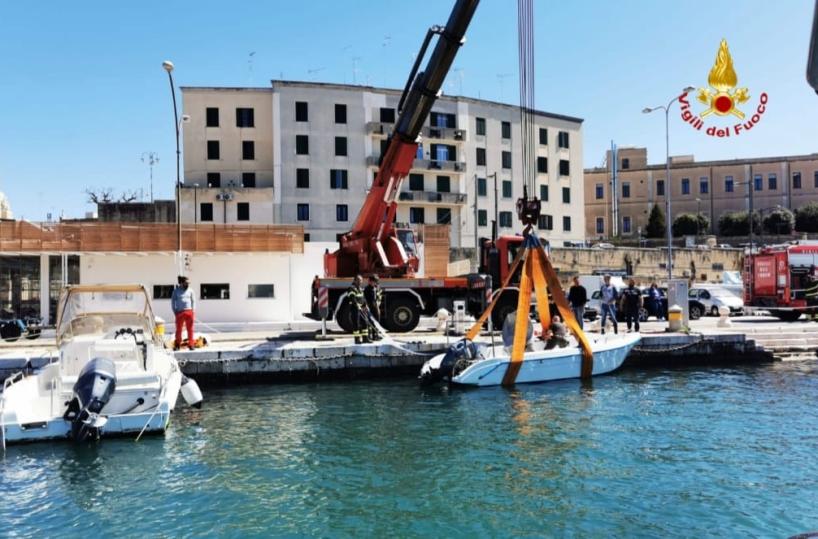 Brindisi, barca rischia di affondare nel porto: messa in sicurezza dai vigili del fuoco