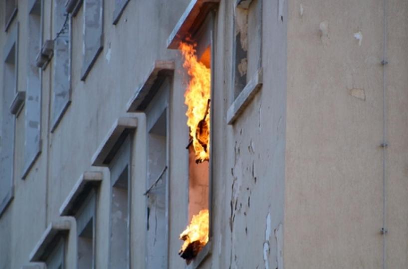 Bari, detenuto dà fuoco alla sua stanza in carcere: tutti salvi