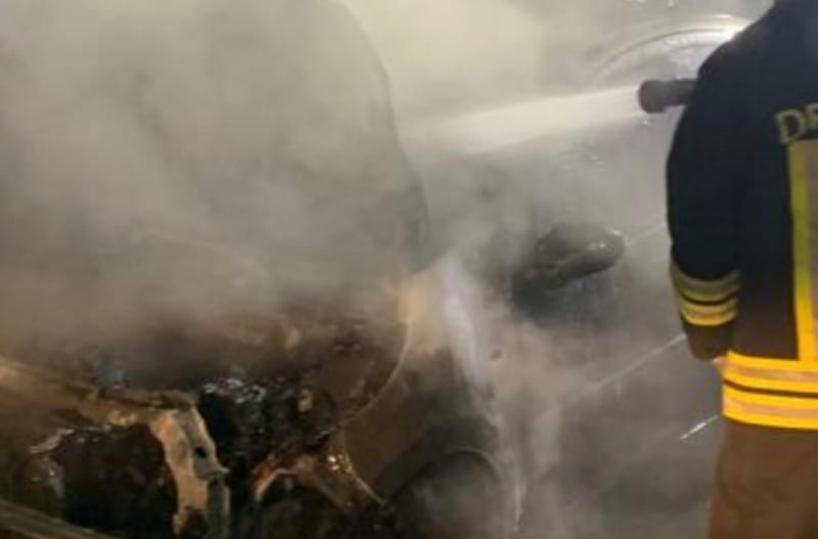 Brindisi, in fiamme auto con impianto a gas: intervengono i vigili del fuoco