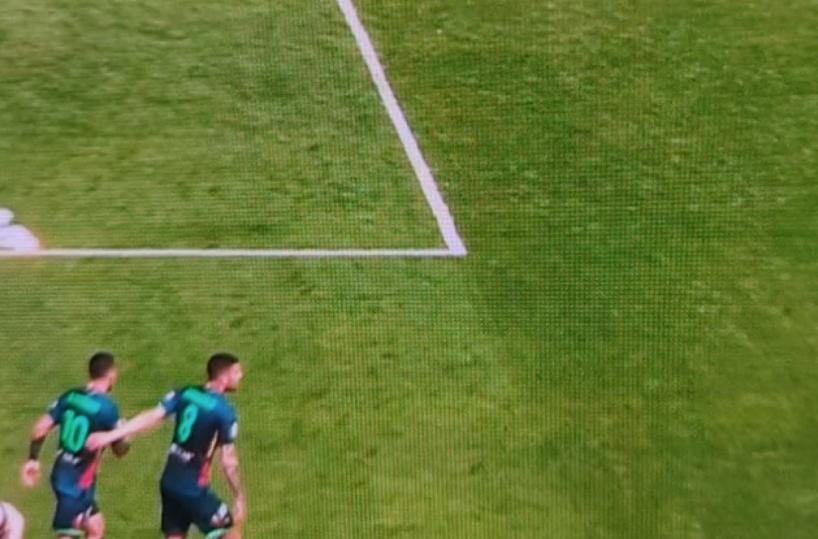 Petardo dei tifosi del Lecce a Vicenza, Sticchi Damiani: «Individuate il tifoso»