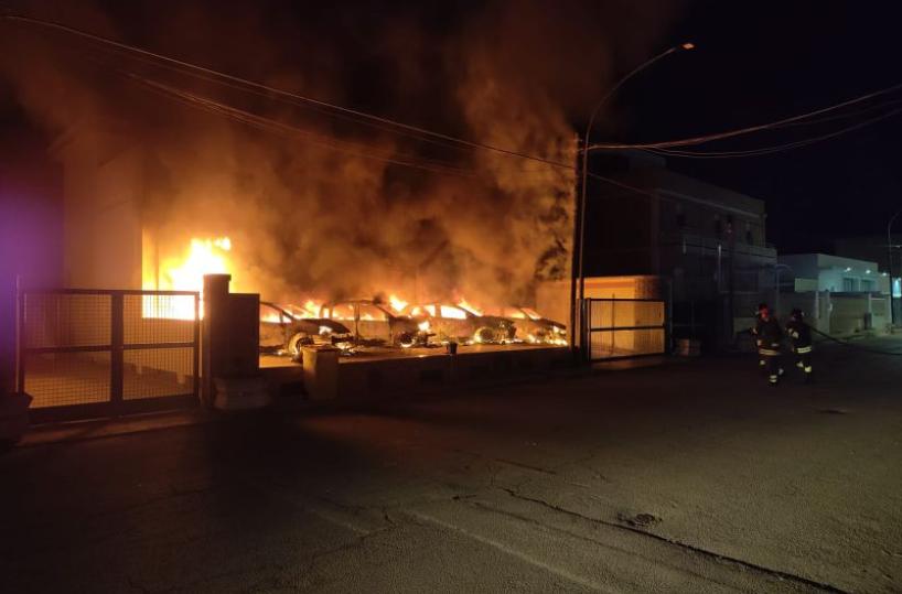 Galatone, raid incendiario contro autoconcessionaria