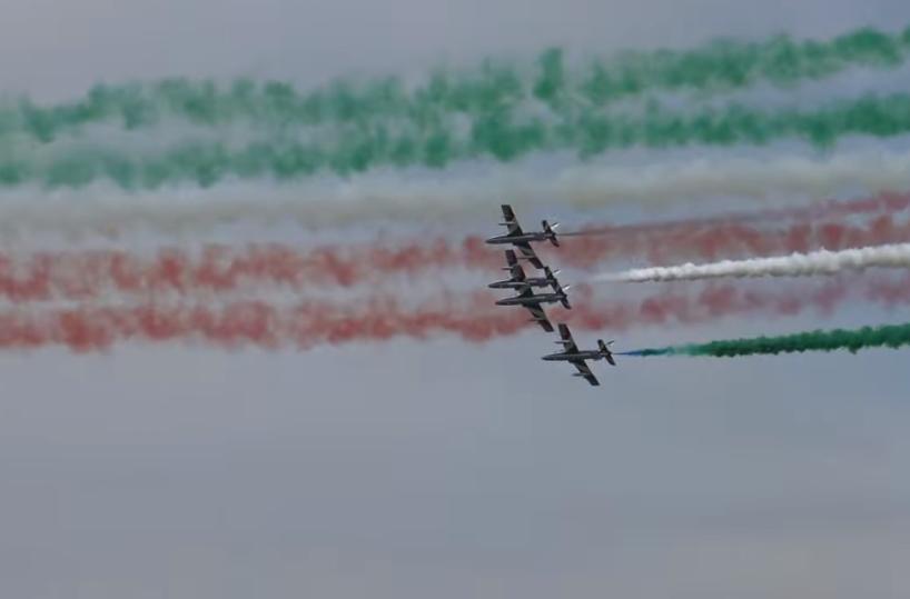 Bari, le Frecce Tricolori in volo sul lungomare per la festa di San Nicola