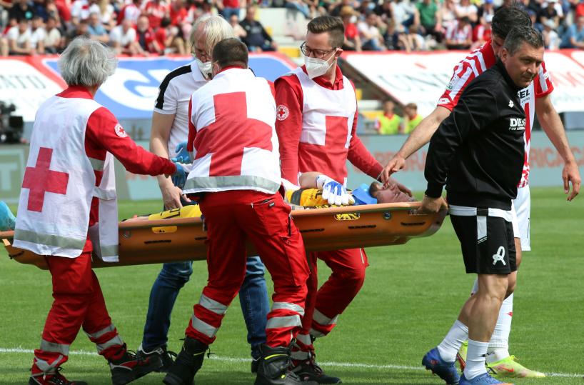 Petardo durante Vicenza-Lecce, Corvino chiede indagine Procura Figc: «Gara alterata»