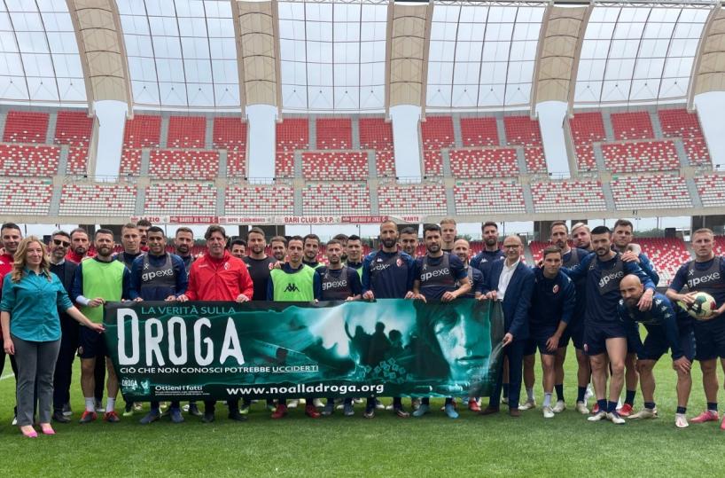 Il Bari sul campo per dire «No alla droga»: il progetto per i giovani