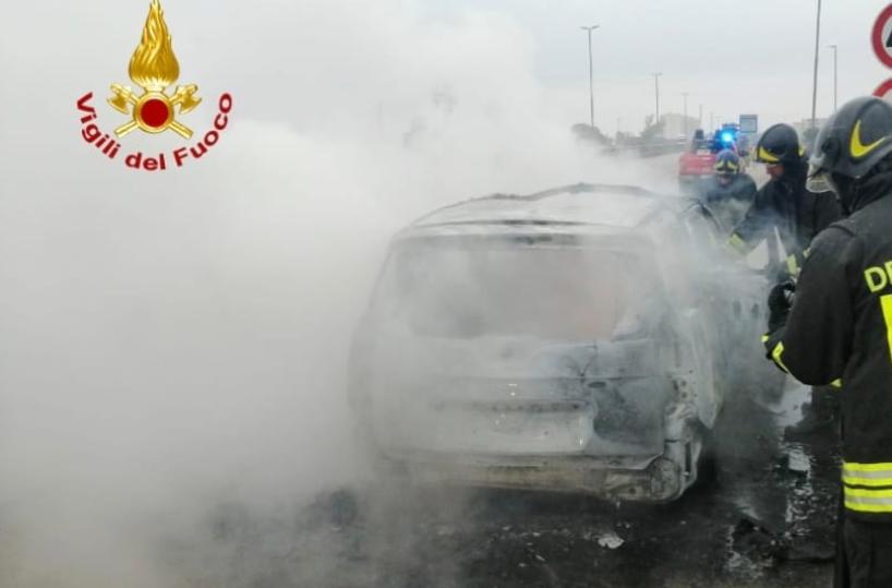Brindisi, auto prende fuoco durante la marcia: passeggero in salvo
