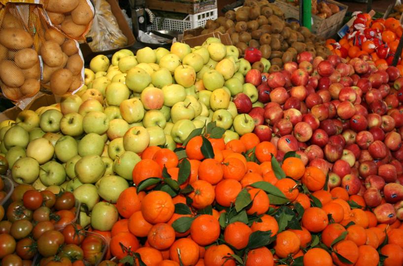 Frutta e verdura a peso d’oro: in Basilicata dai banconi spariscono i prezzi per non «spaventare»