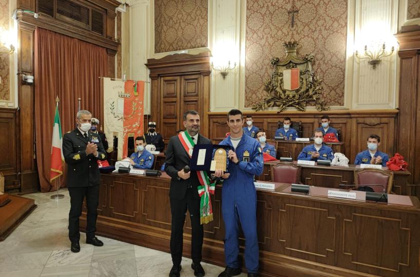 Le Frecce Tricolori incontrano il sindaco Decaro al Comune