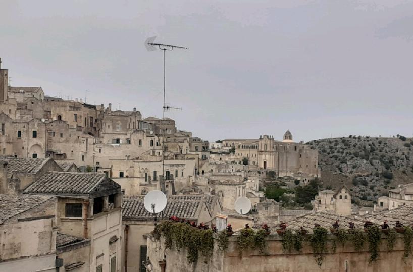 Sassi di Matera con antenne