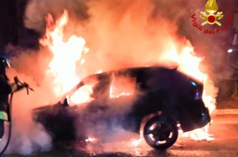 Brindisi, rogo in largo Peucezio , un suv distrutto dalle fiamme