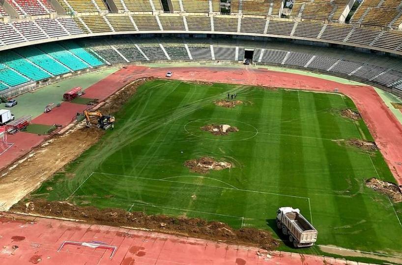 Bari, ruspe allo Stadio San Nicola: al via la sostituzione del manto erboso