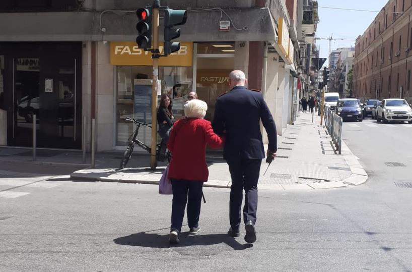 Bari, la nonnina teme l'incrocio: in suo aiuto arriva l'agente di polizia locale
