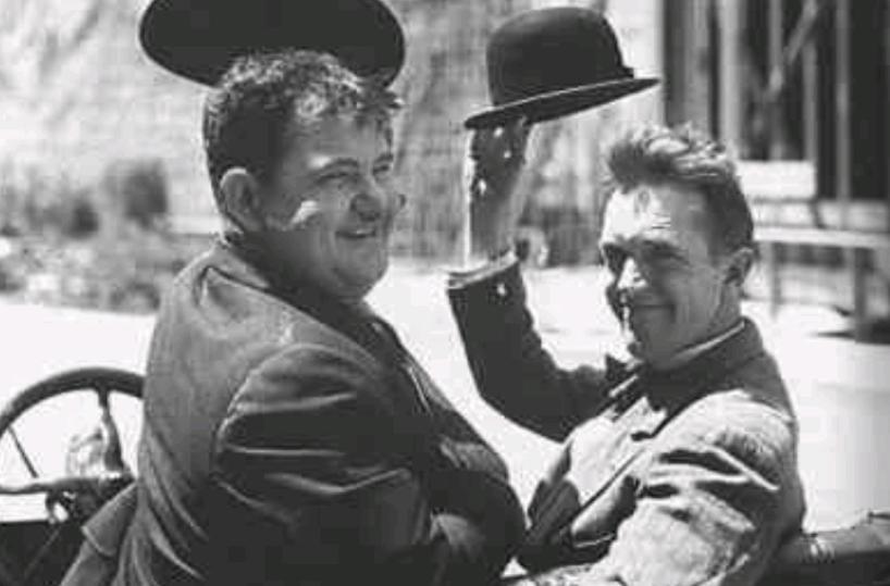 Risate oltre ogni tempo con le leggende Stanlio e Ollio nel film &laquo;I Figli del Deserto&raquo;