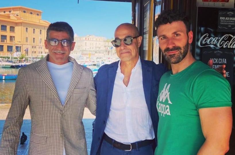 Bari, Stanley Tucci non resiste al fascino del Chiringuito: la foto è virale