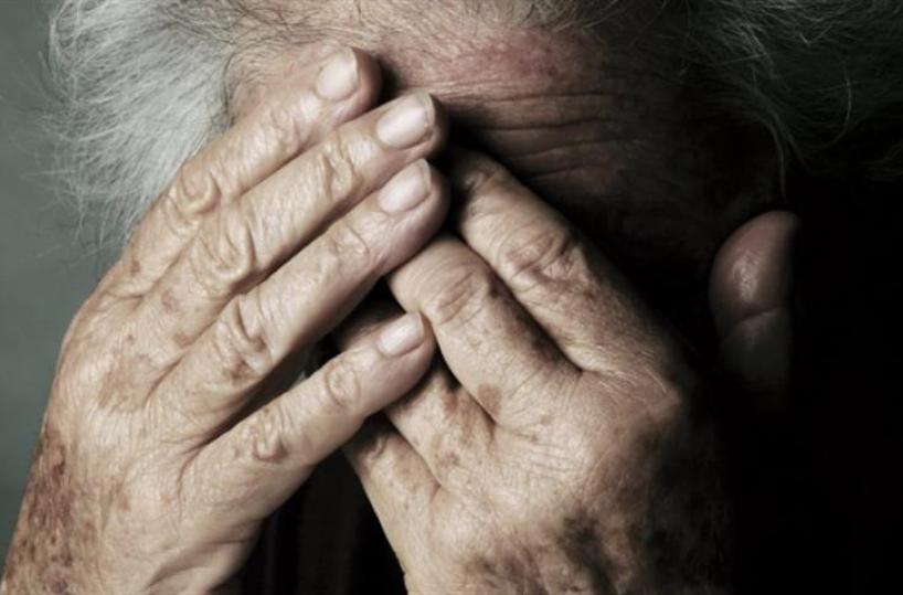 Aradeo, 58enne maltratta l'anziano padre di 84 anni e il fratello