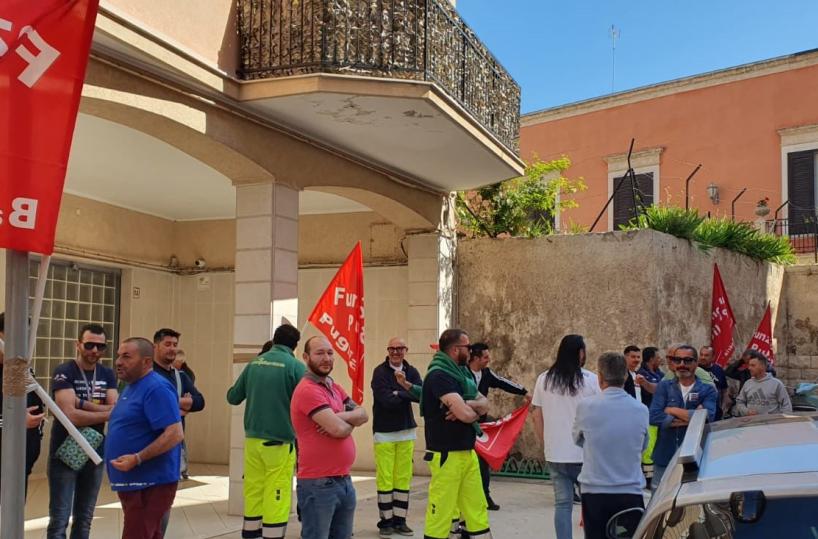 «Senza bagni, doccia e divise» a Bisceglie protestano i lavoratori della ditta dei rifiuti